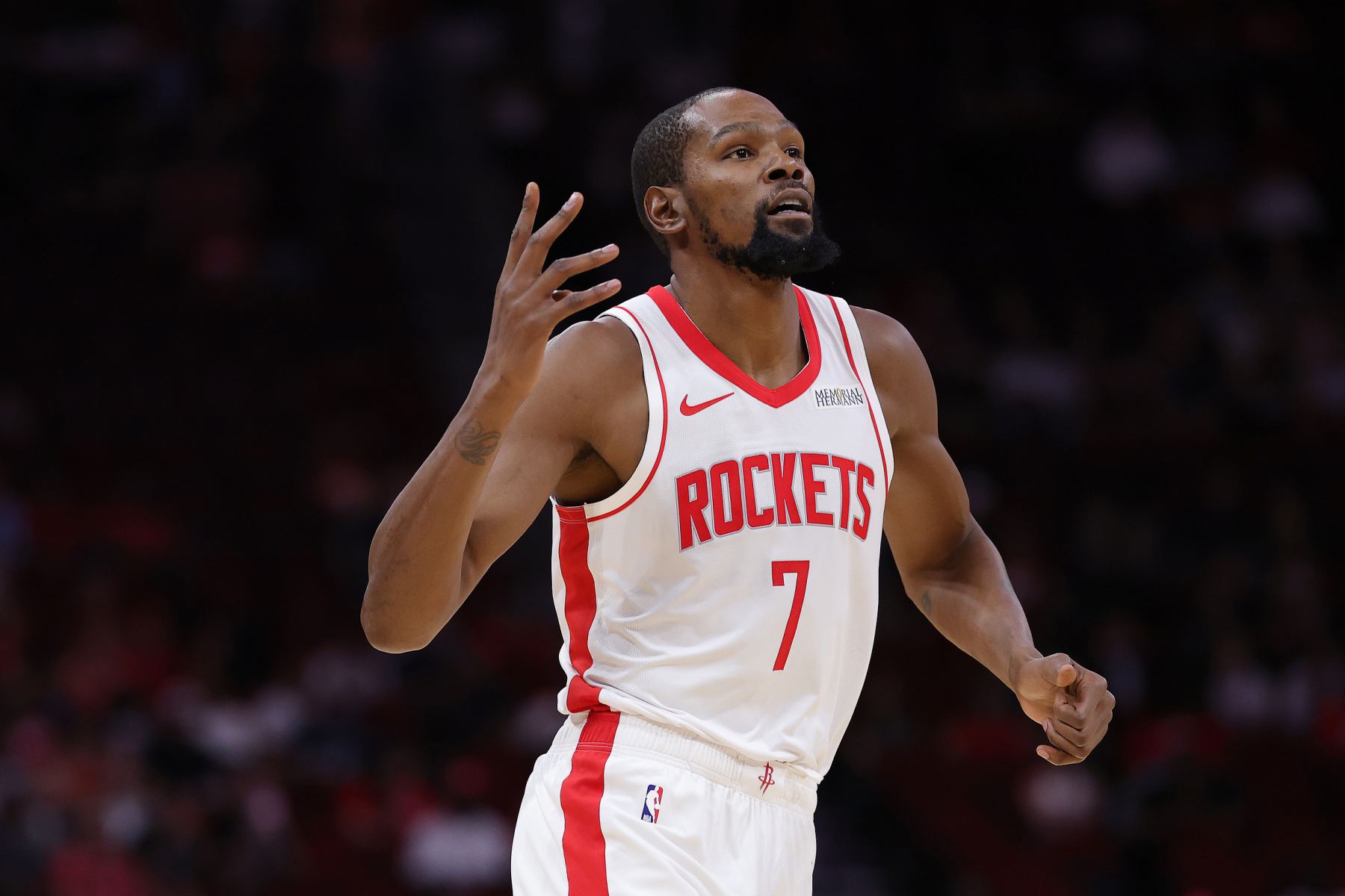 Durant acertou 4 de 10 arremessos no intervalo e marcou 15 pontos para ajudar os Rockets a se manterem no placar.