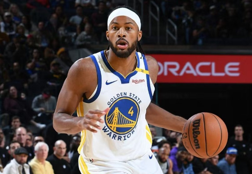 A diferença na pontuação do banco é óbvia! O banco dos Warriors marcou até 63 pontos, enquanto o Suns marcou apenas 19 pontos