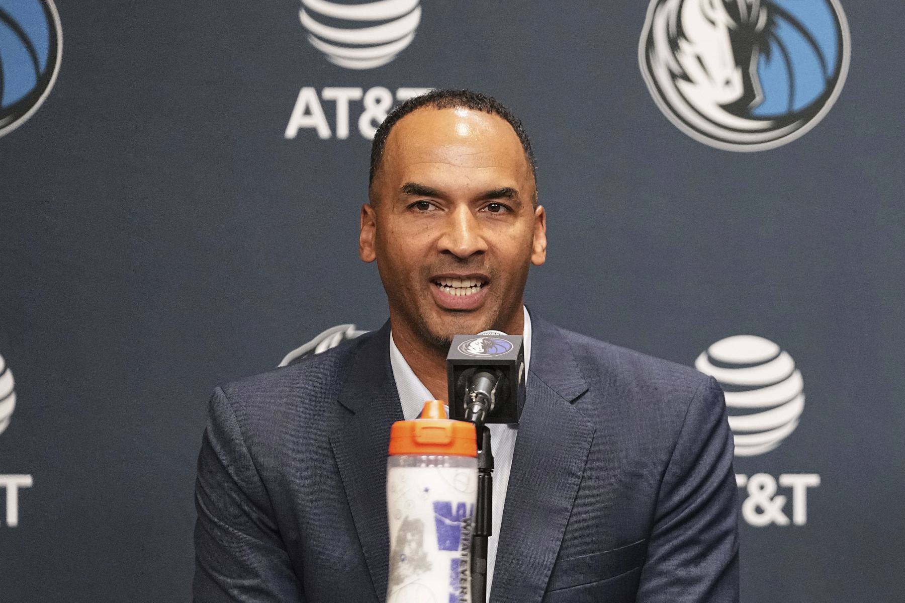 Os Mavericks desmontaram o dispositivo de elevador portátil no local do jogo, que anteriormente servia como canal de saída especial de Harrison