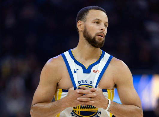 O ataque está bloqueado! Ninguém nos Warriors marcou mais de 20 pontos e a porcentagem de arremessos de Curry foi lenta.
