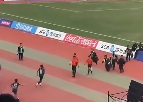 O jogador chutou o árbitro! A Superliga de Sichuan respondeu: Fortaleça a gestão e deixe os órgãos de segurança pública investigarem e lidarem com isso